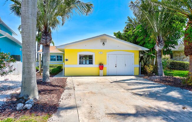 3/2 Just Steps to the Intercoastal with Boat Ramp and Dock