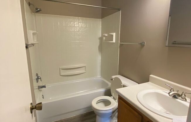 2 beds, 1 bath, 869 sqft, $1,139, Unit 2914B