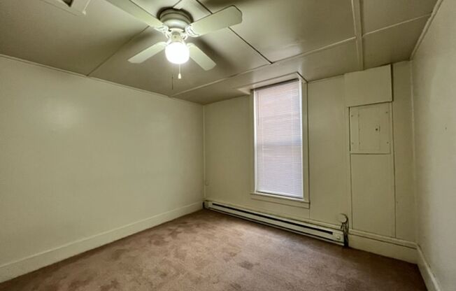 3 beds, 1 bath, $950