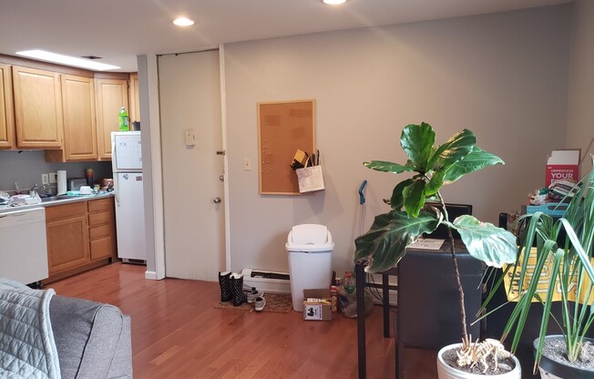 2 beds, 1 bath, 902 sqft, $2,400, Unit 12