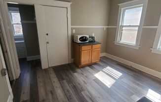 3 beds, 1 bath, 1,000 sqft, $995, Unit 2420 - Upper