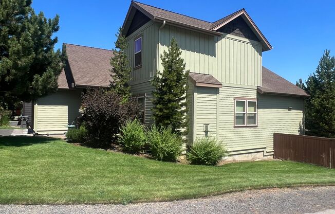 $500 Off First Month's Rent! Spacious 3 Bed/2.5 Bath Home in SW Bend - Elder Ridge Street