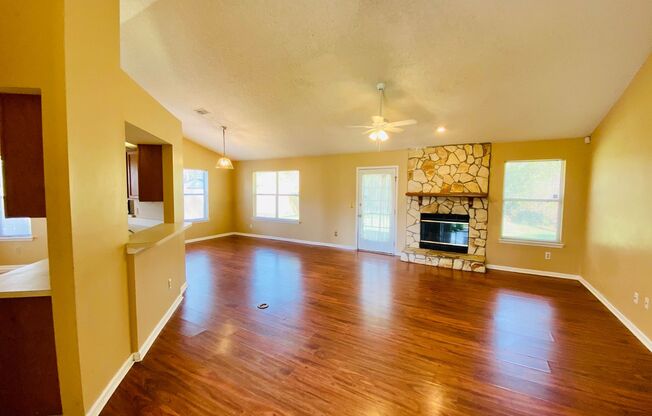 Beautiful 3/2 single family house in Deerfield Pointe! OFFERING ONE MONTH FREE!