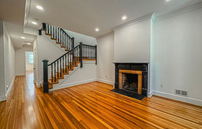 Fantastic 3 Bed 2.5 Bath Townhome In A Gorgeous Neighborhood In Old City 2