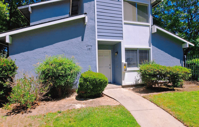Move-in Special: Half Off the 1st Month's Rent – Comfortable 2 Story Condo By Fresno State!