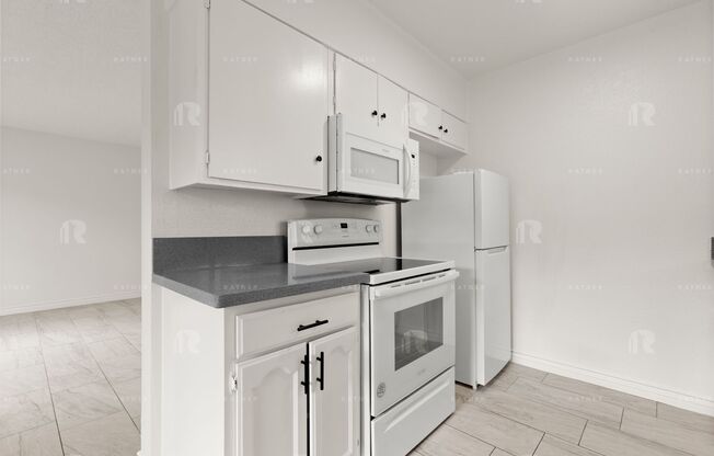 (Ellie:B) 5139 White Oak Avenue