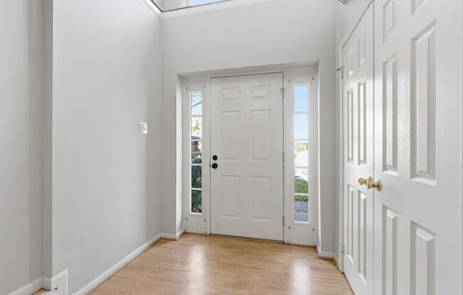 Updated 3 BR/2.5 BA Townhome in Dorsey Hall!