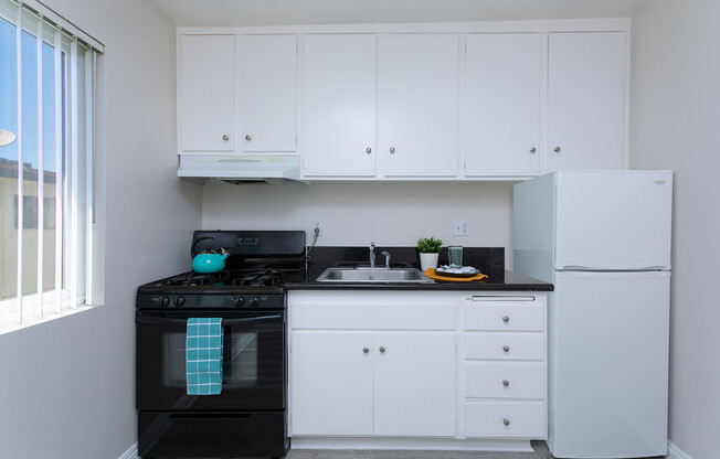 Studio, 1 bath, 444 sqft, $1,550, Unit 28