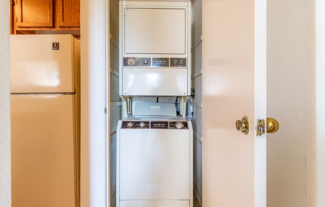 laundry at Coventry Oaks Apartments, Kansas