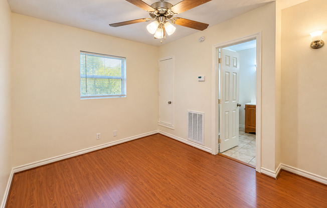 1 bed, 1 bath, 530 sqft, $950, Unit Skyway Unit 8 > SAK