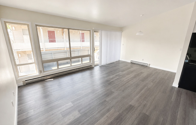 Bright 1 Bed / 1 Bath Apartment for Rent in North Seattle Private Balcony, Near Green Lake & Northgate!