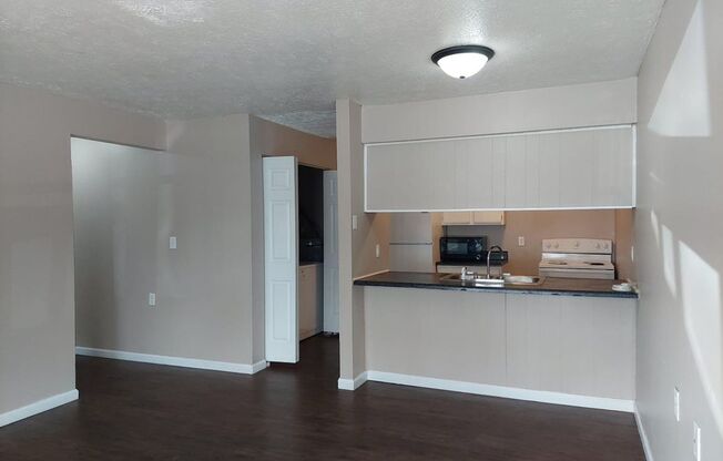 2 beds, 1 bath, 870 sqft, $925, Unit 360 BB05