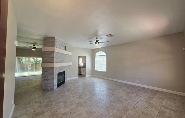 A Fabulous 4 Bedroom Single Story Home at the Lakes