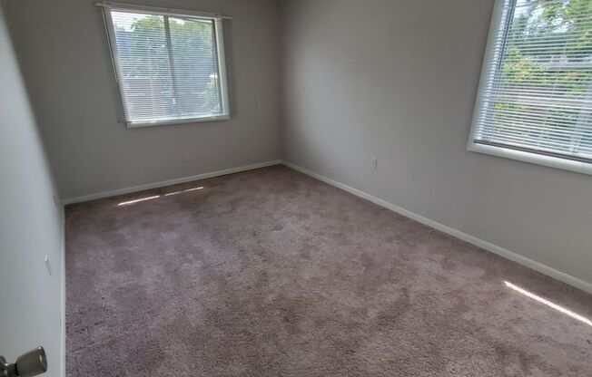 1 bed, 1 bath, $525, Unit Apt 5 - middle floor