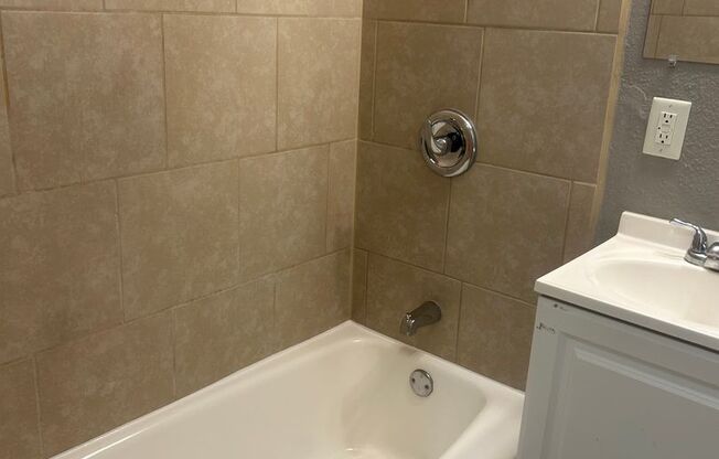 2 beds, 1 bath, 750 sqft, $1,095, Unit B10 1011 16