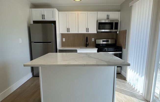 2 beds, 1 bath, 800 sqft, $1,695, Unit C - 32