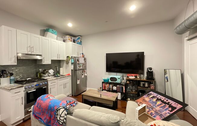1 bed, 1 bath, $1,350, Unit Apt 19