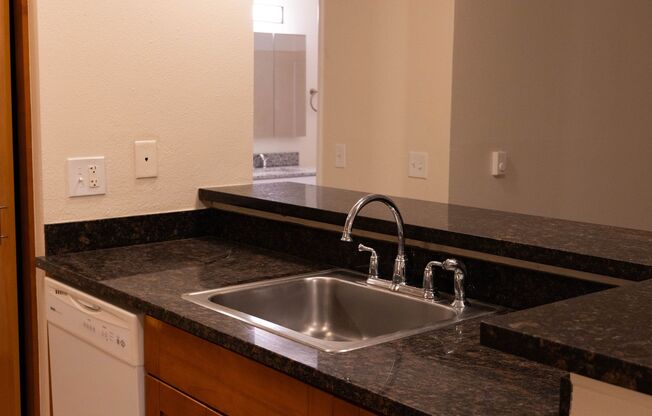 Studio, 1 bath, 570 sqft, $1,525, Unit 105