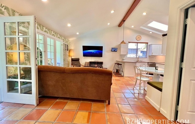 708 WESTMOUNT DR