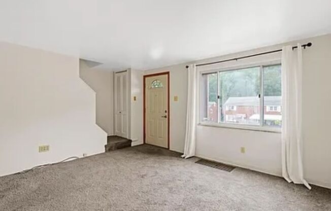 AVAILABLE 6/1! CONVENIENTLY LOCATED 2 BEDROOM!