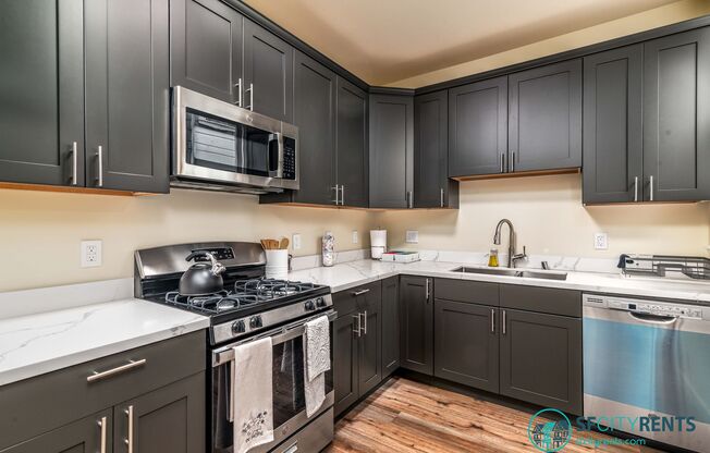 Cole Valley/Haight: Unfurnished Edwardian Flat w/ in-unit W/D