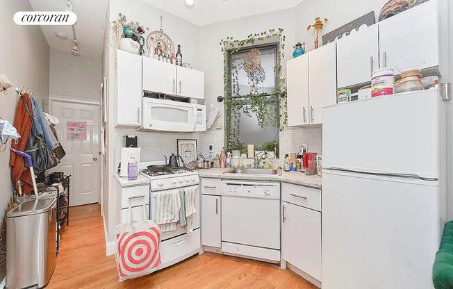 163 CHRYSTIE ST