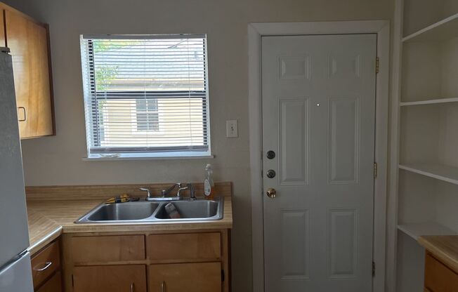 2 beds, 1 bath, $900