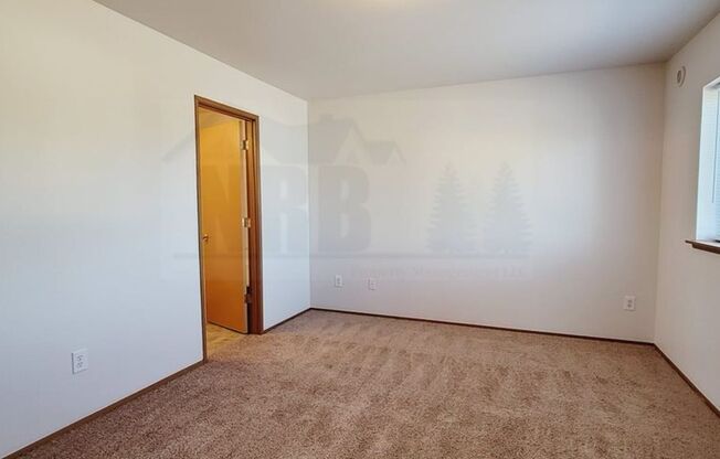 3 beds, 2.5 baths, $2,295, Unit UNIT B