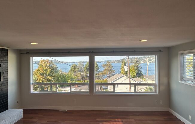 3 bed/ 2 bath Two Story House overlooking Lake Washington, $3,175/mo
