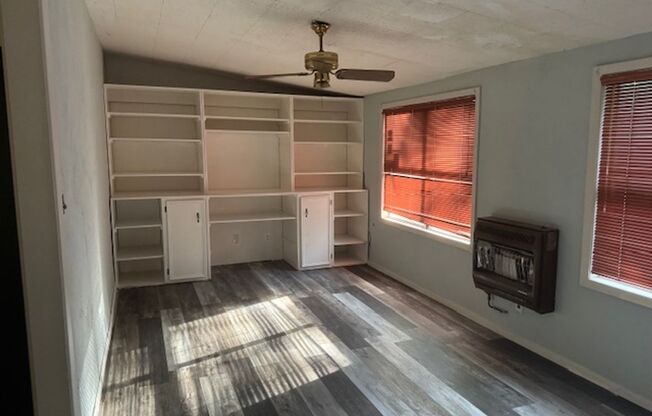 3 beds, 1 bath, $1,100