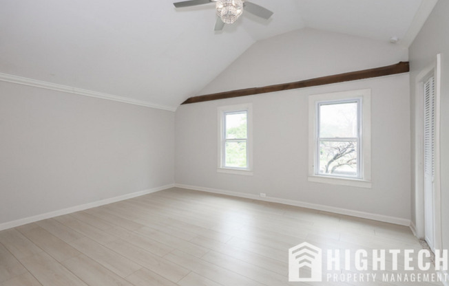 Spacious 3 bedroom/2 Bath Single Family House! Tremont!!