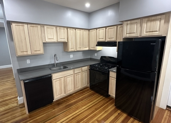 3 beds, 1 bath, 1,228 sqft, $3,250, Unit 3