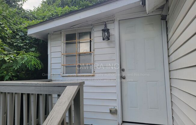 Cozy 2 Bedroom Upper Floor Apartment in Trendy West End Atlanta!