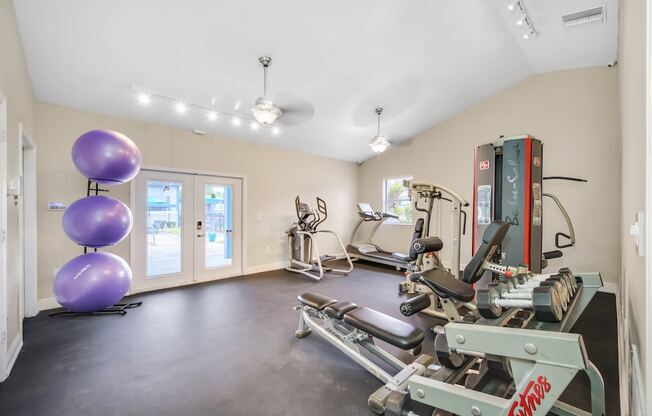 the gym at the landing at pullman apartments in pullman