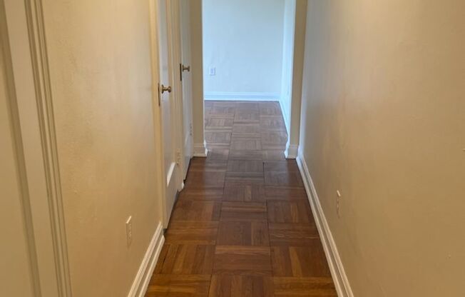 1 bed, 1 bath, 768 sqft, $1,400, Unit Royal York 810