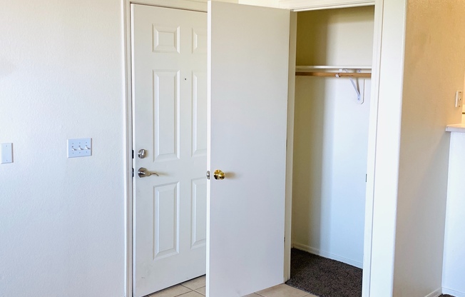 1 bed, 1 bath, 760 sqft, $1,200, Unit 305