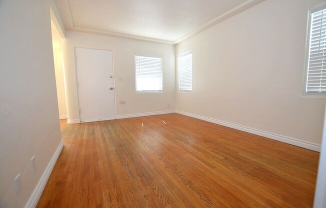 1Bd/1Ba Home, large back yard. 1 Car garage.