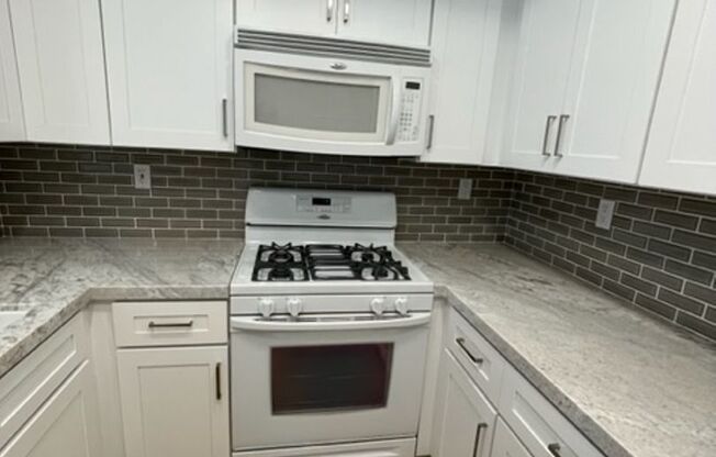 Beautiful 2 bedroom/2 bath end unit condo in lovely Lake Forest