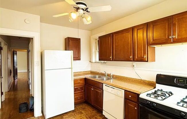 2 beds, 1 bath, 888 sqft, $1,275, Unit Arsenal Street-6328