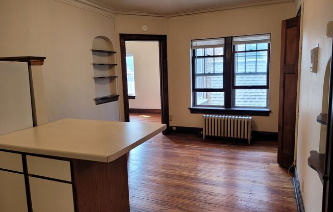 1 bed, 1 bath, $995, Unit 302