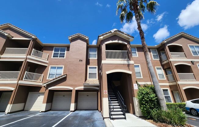 BEAUTIFUL LAKE VIEW 2 bedroom apartment close to Disney!