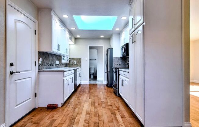 Beautiful 3bd Single Story House w/Large Yards & Attached Garage