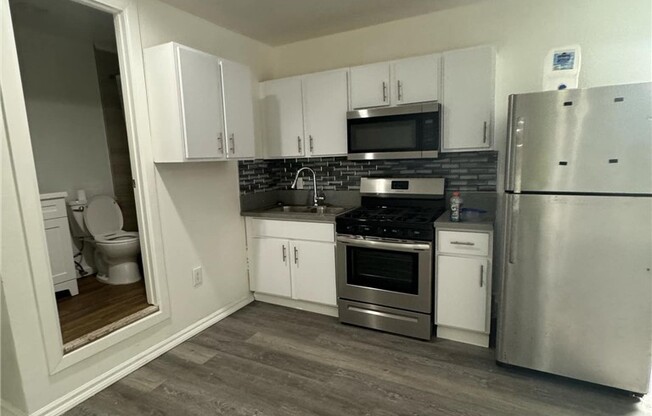 Studio, 1 bath, 690 sqft, $1,750