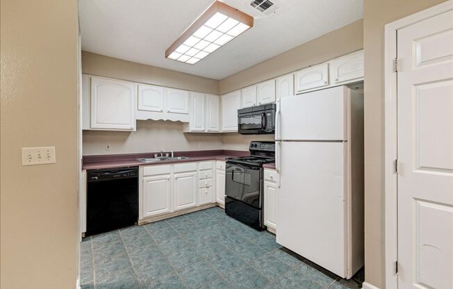 3 beds, 3 baths, $2,095, Unit 1615 Overstreet Street - B