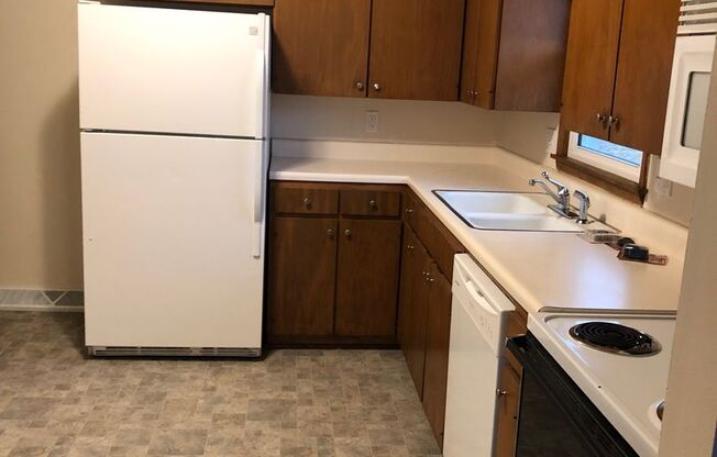 3 beds, 1 bath, $940, Unit 1112