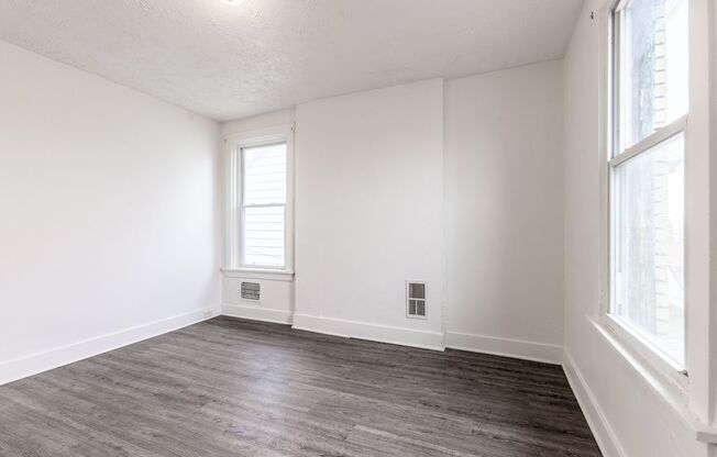 2 beds, 1 bath, $1,300, Unit Apt 2 (Front)