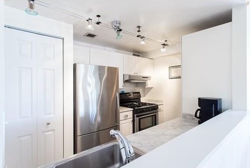 3 beds, 1.5 baths, 900 sqft, $4,650, Unit 608