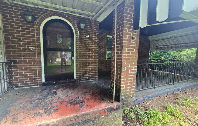 3 Bedroom House with Beautiful Front Porch - Conveniently Located