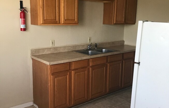 3 beds, 1 bath, 851 sqft, $825, Unit Apt 10