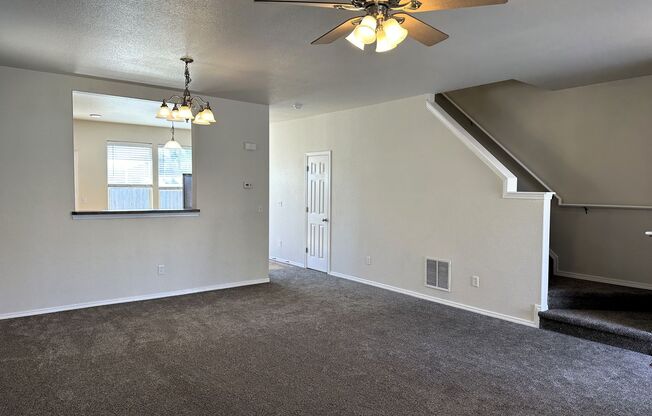 Large End Unit Town Home! 3Bd/2.5ba/AC, 1507sf Near Ft Carson